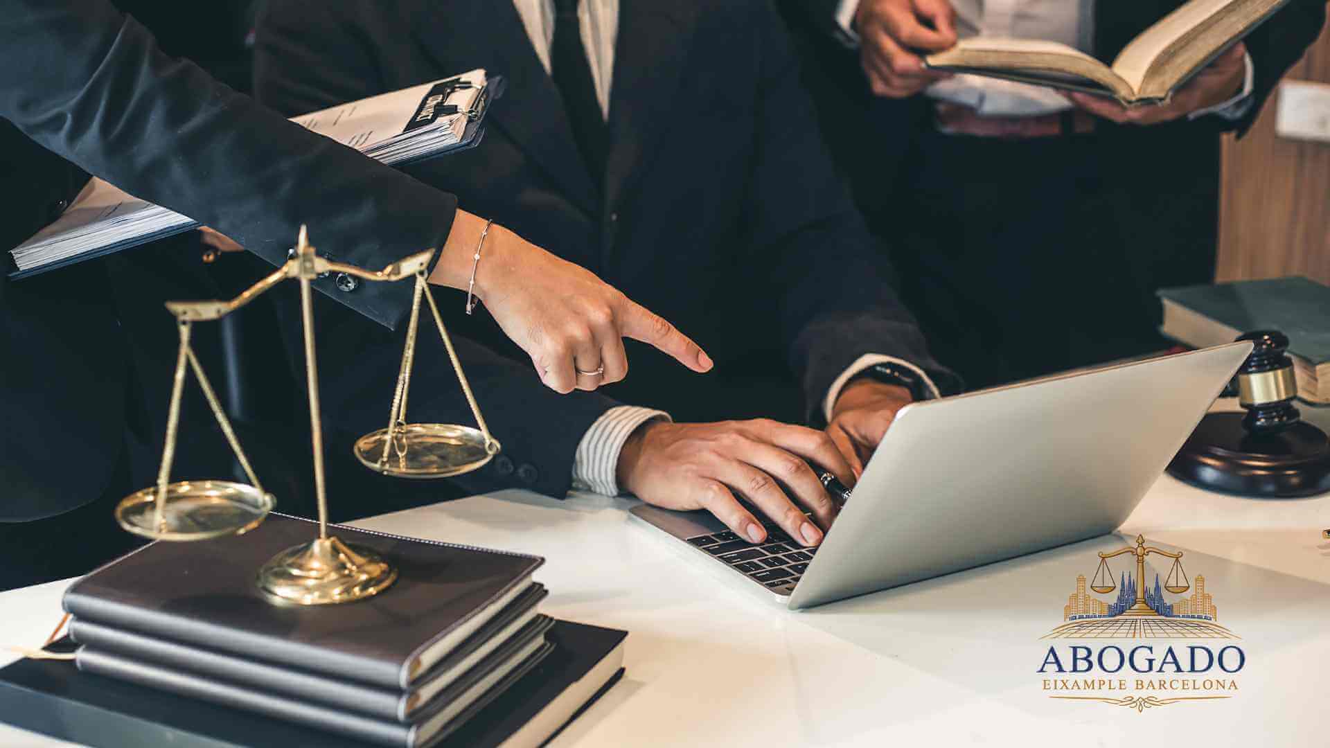 Equipo de abogados en reunión